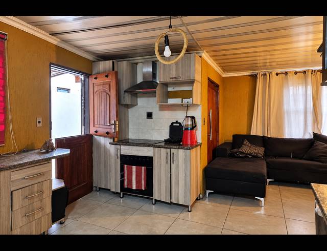 3 BEDROOM HOUSE FOR SALE IN STRETFORD